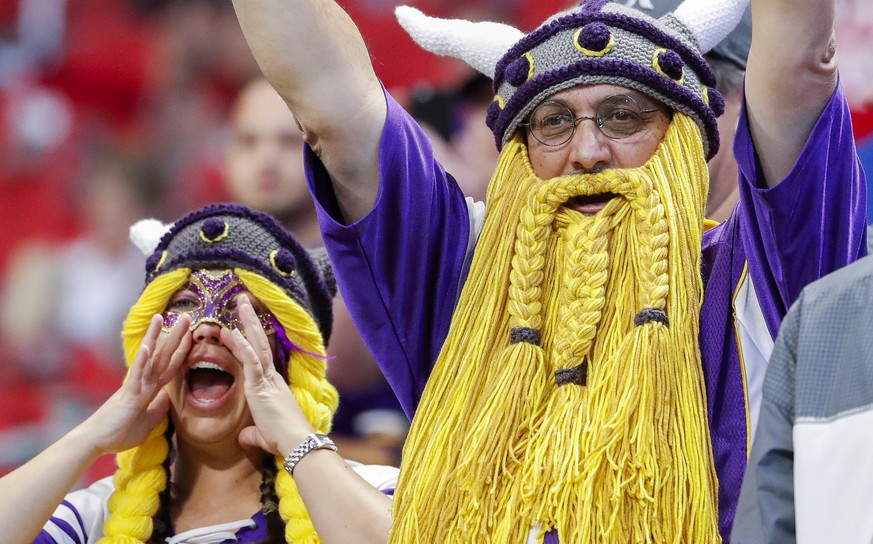 epa06365762 Minnesota Vikings fans cheer for their team before the first half of the NFL American football game between the Minnesota Vikings and the Atlanta Falcons at Mercedes-Benz Stadium in Atlant ...