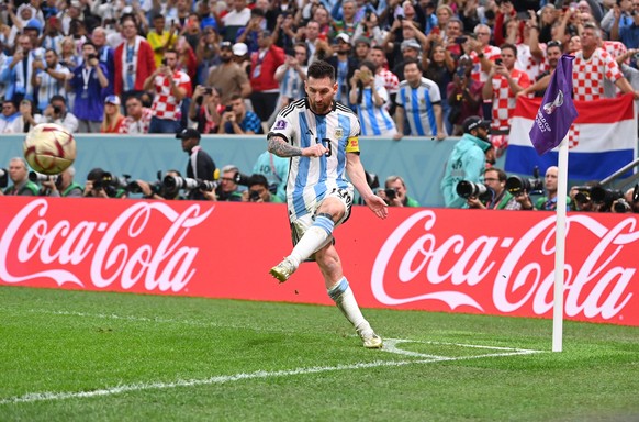 FUSSBALL WM 2022 Halbfinale Argentinien - Kroatien 13.12.2022 Lionel Messi Argentinien f�hrt eine Ecke aus *** FOOTBALL World Cup 2022 Semifinal Argentina Croatia 13 12 2022 Lionel Messi Argentina tak ...
