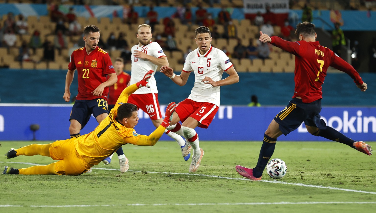 epa09287105 Alvaro Morata (R) of Spain in action against Poland&#039;s goalkeeper Wojciech Szczesny (L) during the UEFA EURO 2020 group E preliminary round soccer match between Spain and Poland in Sev ...