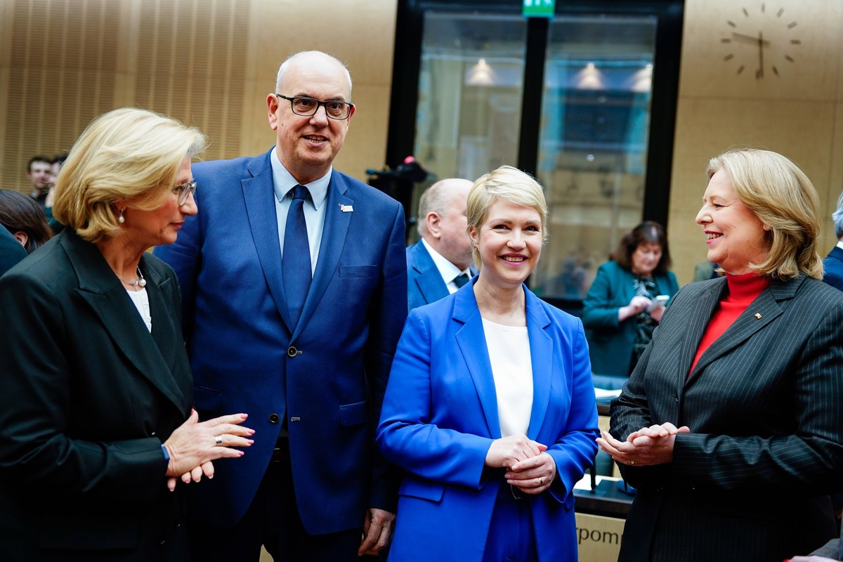 Bundesrat, 1063. Plenarsitzung Anke RehlingerSPD Ministerpraesident von Saarland gemeinsam mit Andreas Bovenschulte SPD Praesident des Senats und Buergermeister von Bremen, Manuela Schwesig SPD Minist ...