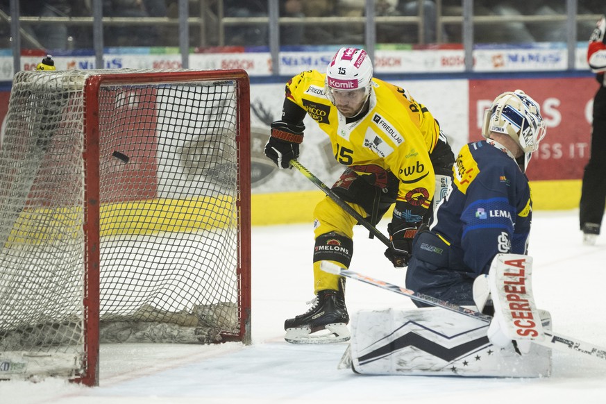 From left, Bern&#039;s player Oscar Lindberg scores the 2-4 goal against Ambri&#039;s goalkeeper Janne Juvonen, during the preliminary round game of National League A (NLA) Swiss Championship 2022/23  ...