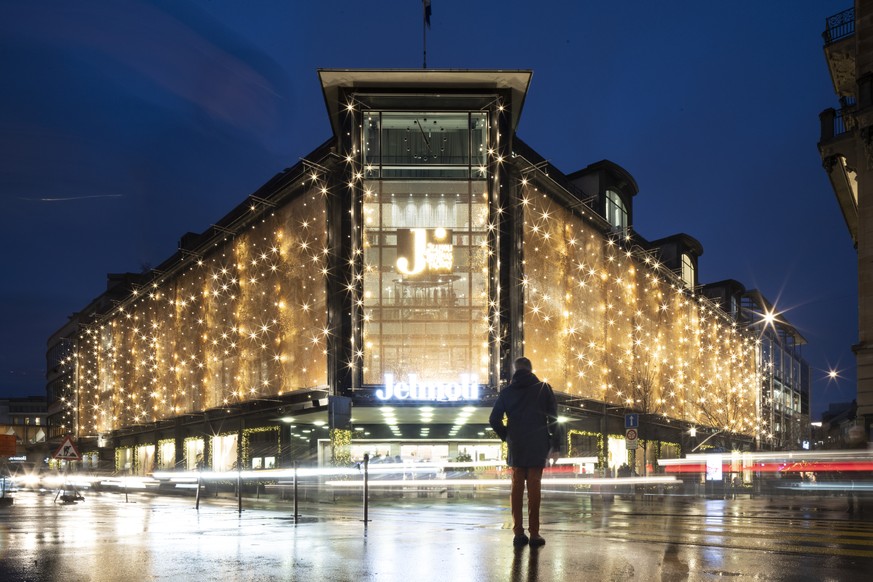 ARCHIV � ZUR SCHLIESSUNG DES WARENHAUS JELMOLI PER ENDE 2024, STELLEN WIR IHNEN FOLGENDES BILDMATERIAL ZUR VERFUEGUNG - Weihnachtslichter schmuecken und beleuchten das Kaufhaus Jelmoli, fotografiert a ...