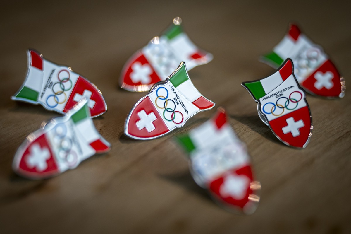 Der Pin von Swiss Olympic fuer die Olympischen Winterspiele Milano Cortina 2026, fotografiert an einer Medienkonferenz 100 Tage vor den Olympischen Spielen 2026 in Milano Cortina, am Freitag, 31. Okto ...