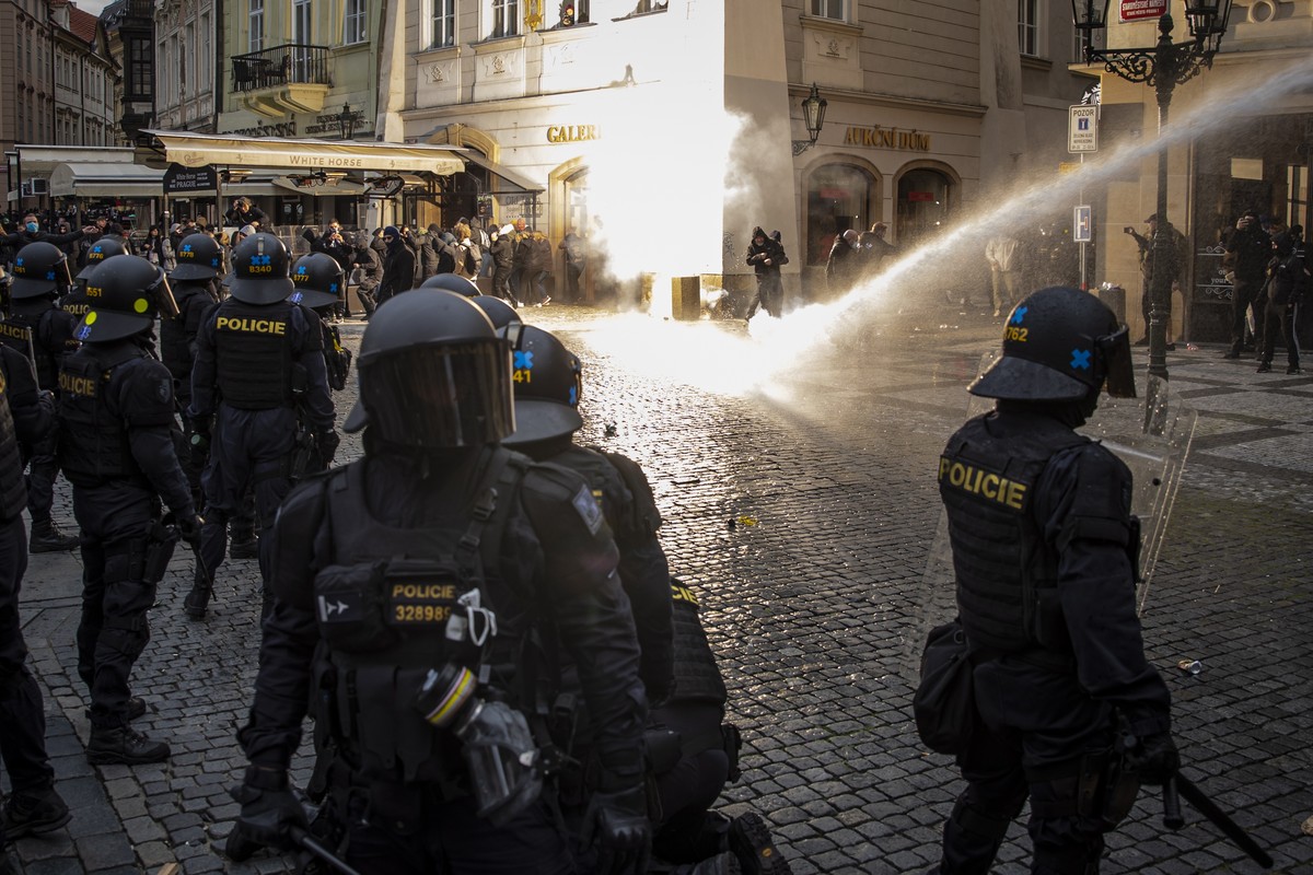 epa08755474 Anti riot police face-off with protesters as hundreds of demonstrators, mostly hooligans, protest against the Czech government's new measures in connection with the COVID-19 pandemic  ...