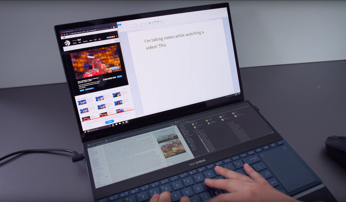 Der Blickwinkel auf das fast flachliegende ScreenPad Plus ist ungewohnt.