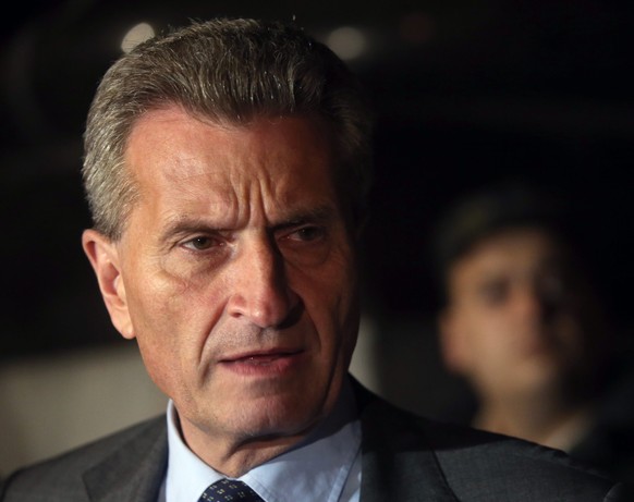 epa04260206 EU Energy Commissioner Guenter Oettinger passes security officers as he leaves the Ukrainian government building after negotiations between the Russian Gazprom company and Ukrainian Naftog ...