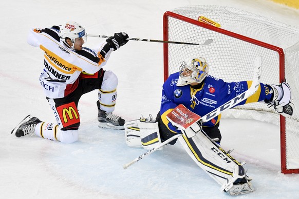 Torhueter Joren Van Pottelberghe von Davos stoppt Damien Brunner von Lugano, beim Eishockey-Qualifikationsspiel der National League A zwischen dem HC Davos und dem HC Lugano, am Sonntag, 25. September ...