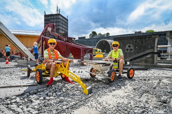 Ein Fall nur für Buben? Auf dem Bau und in der Aviatik sind Männer in der Überzahl – auch im Verkehrshaus.