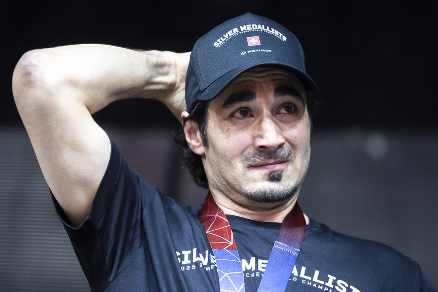 Andres Ambuehl beim Empfang der Schweizer Eishockey Nationalmannschaft nach dem Gewinn der Silbermedaille an der Eishockey-Weltmeisterschaft in Stockholm, am Montag, 26. Mai 2025 in der SwissArena in  ...
