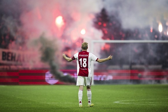epa12560765 Davy Klaassen of Ajax gestures towards Ajax supporters pyro show during a protest in memory of a 29-year-old F-side supporter during the Dutch Eredivisie match between AFC Ajax Amsterdam a ...