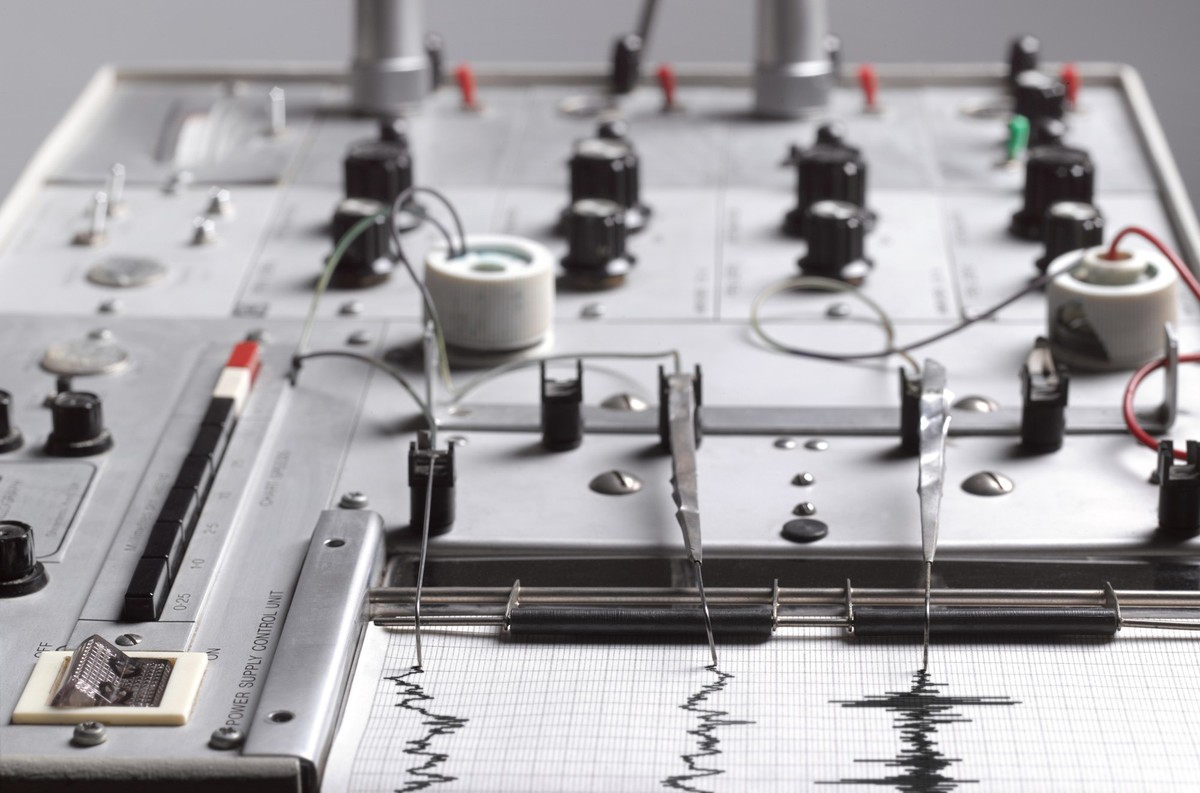 lie detector polygraph machine