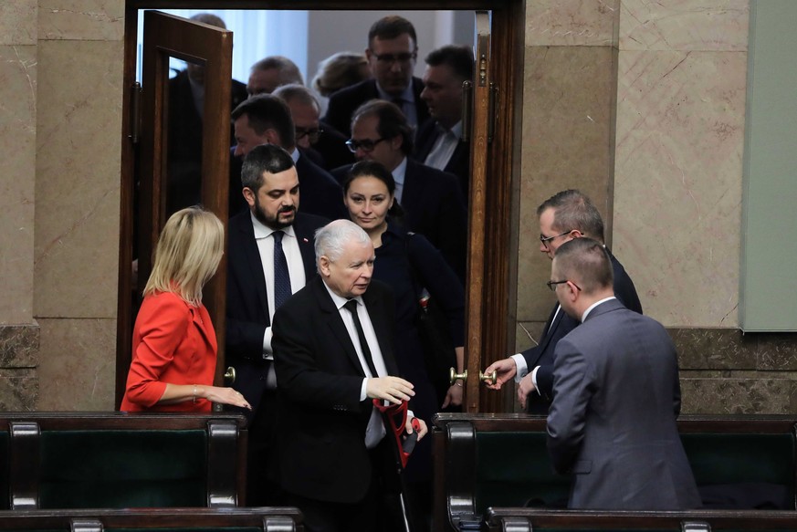 epa08083552 Leader of the Polish Law and Justice (PiS) rulling party Jaroslaw Kaczynski (C) during the parliamentary debate on the new judiciary bill in Sejm (lower house) in Warsaw, Poland, 20 Decemb ...