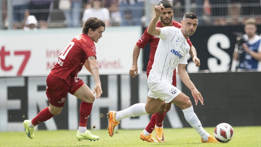 Winterthurs Matteo di Giusto, links, spielt um den Ball mit Zuerichs Blerim Dzemaili, rechts, im Fussball Meisterschaftsspiel der Super League zwischen dem FC Winterthur und dem FC Zuerich im Stadion  ...