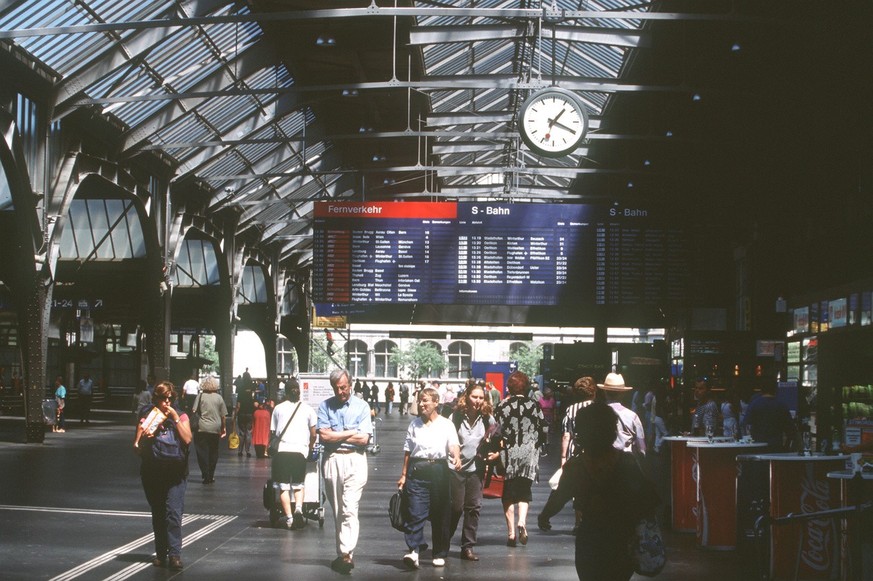 Blick in die Querhalle im Hauptbahnhof Zuerich (aufgenommen August 1997). (KEYSTONE/Martin Ruetschi)