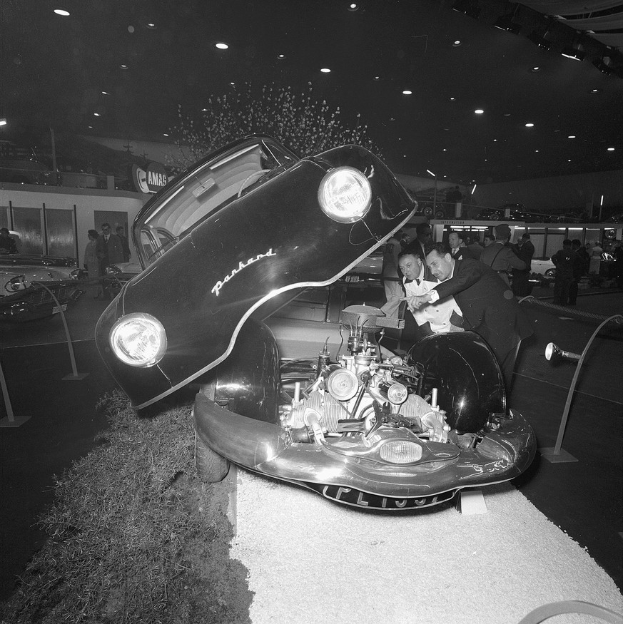 Photographer: Gerber, Hans Title: Geneva Motor Show Description: Raised body of a Panhard, engine, visitor Date: 1957 Recorded in: Geneva Motor Show, 1957.