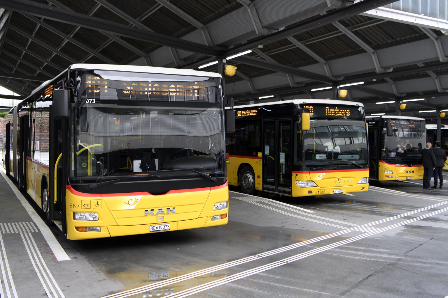 Drei bus von PostAuto fotografiert bei einem Besuch des Busbahnhofs Bern, waehrend der Corona-Krise, am Montag, 11. Mai 2020, in Bern. Sommarugas Besuch erfolgt anlaesslich der Lockerungsmassnahmen im ...