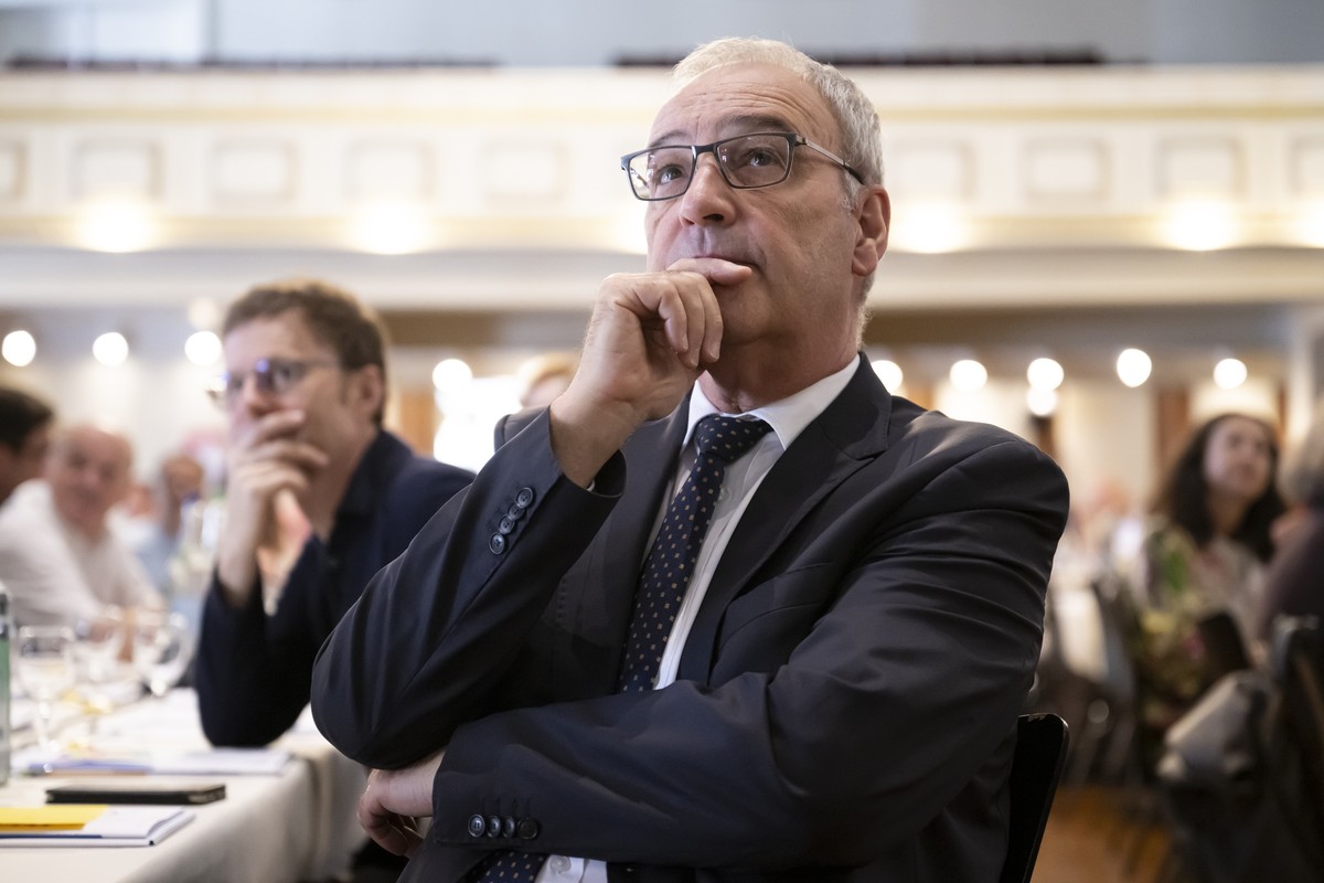 Bundesrat Guy Parmelin, schaut sich ein Praesentationsvideo an, vor Daniel Lampart, Chefoekonom des Schweizerischen Gewerkschaftsbundes (SGB), hinten-links, beim Kongress von Travail.Suisse, unter dem ...