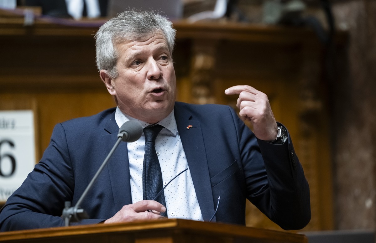 Thomas de Courten, SVP-BL, stellt eine Frage zum Zollgesetz an der Fruehjahrssession der Eidgenoessischen Raete, am Mittwoch, 6. Maerz 2024 im Nationalrat in Bern. (KEYSTONE/Alessandro della Valle)