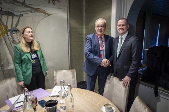KEYPIX - Switzerland's Federal President Guy Parmelin, left, shakes hands with US Trade Representative Jamieson Greer, right, next to State Secretariat for Economic Affairs (SECO) Helene Budliger ...