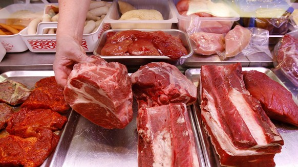 Ein Metzger legt am Dienstag, 31. Juli 2007, in seinem Laden in Stuttgart ein Stueck Fleisch in die Verkaufstheke. Die Verbraucher muessen sich nach Ansicht von Bauernpraesident Gerd Sonnleitner an st ...