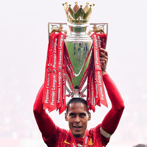 epa12136355 Liverpool captain Virgil van Dijk lifts the Premier League trophy after the English Premier League match between Liverpool and Crystal Palace in Liverpool, Britain, 25 May 2025. EPA/PETER  ...