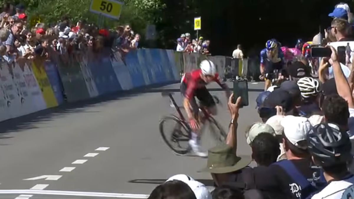 Unfassbares-Finish-Veloprofi-st-rzt-beim-Jubeln-und-schlittert-als-Sieger-ins-Ziel