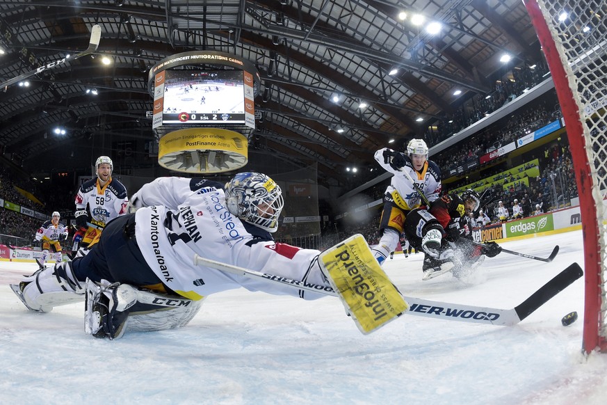 Zugs Torhueter Tobias Stephan wehrt einen Schuss von Berns Eric Blum, rechts, ab, im Eishockey Meisterschaftsspiel der National League zwischen dem SC Bern und dem EV Zug, am Samstag, 12. Januar 2019, ...