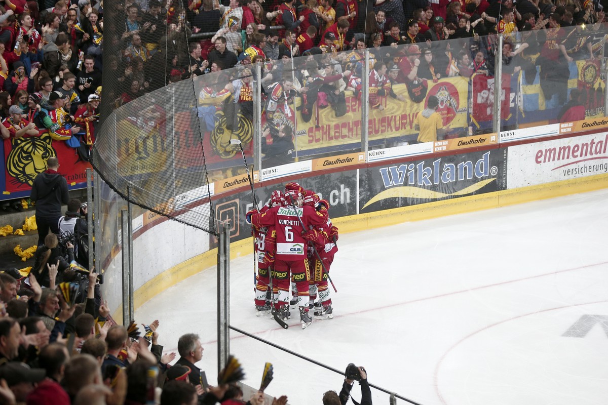 In der ausverkauften Ilfishalle feiern die Tigers vor ihrem begeisterten Anhang das wegweisende 2:0 nach einem Eigentor von Derrick Walser.