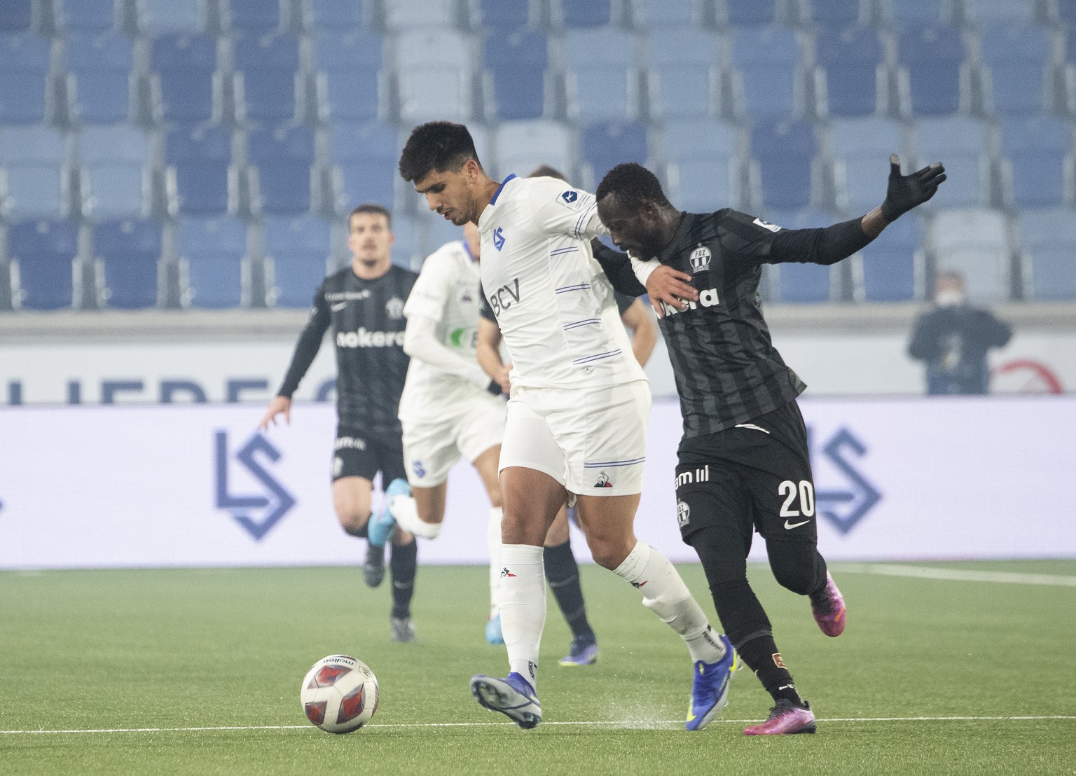 Le joueur lausannois Rodrigo Pollero, gauche, lutte pour le ballon avec le joueur zuerichois Ousmane Doumbia, droite, lors de la rencontre de football de Super League entre FC Lausanne-Sport et FC Zue ...