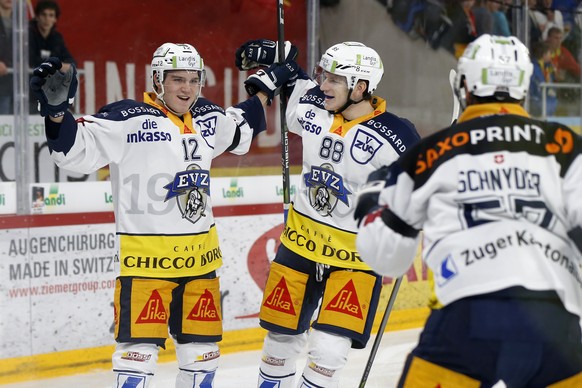 Zugs Yannick Zehnder, links, jubelt nach seinem Tor zum 0-3 mit seinen Teamkollegen Sven Senteler, Mitte, und Fabian Schnyder, im Eishockey Meisterschaftsspiel der National League zwischen dem EHC Bie ...