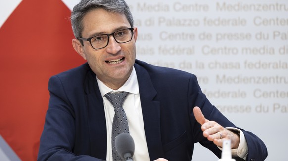 Lukas Engelberger, Praesident der Konferenz der kantonalen Gesundheitsdirektorinnen und -direktoren (GDK) spricht waehrend einer Medienkonferenz ueber das weitere Vorgehen bei der Bekaempfung des Coro ...