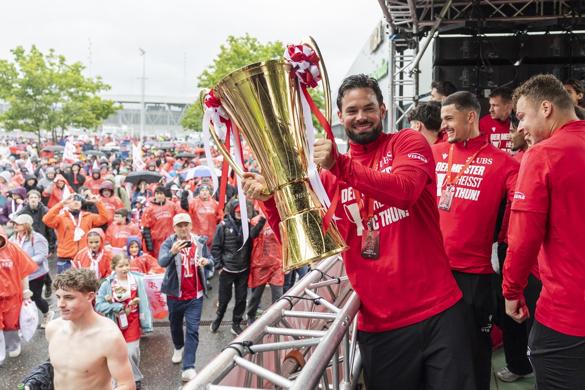 Thuns Marco Buerki, links, stemmt inmitten seiner Mitspieler den Pokal des Schweizer Fussballmeisters, zu Beginn des Umzug zur Meisterfeier, beim Visana Stadion, am Freitag, 15. Mai 2026 in Thun. (KEY ...