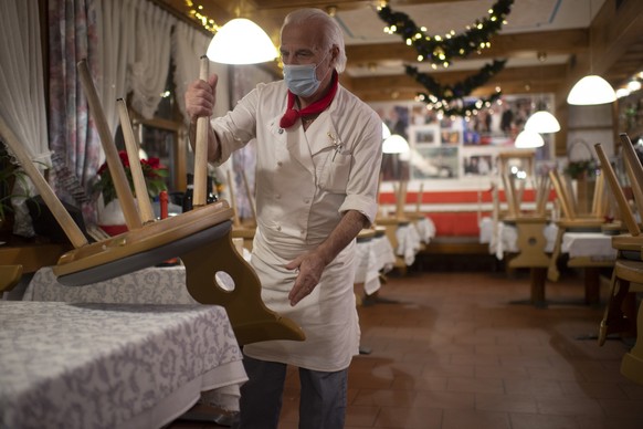 Antonio Sellitto bei Aufraeumarbeiten im Restaurant &quot;La Carretta&quot;, aufgenommen am Freitag, 4. Dezember 2020, in Davos. Die Buendner Regierung hat heute einen Lockdown wegen des Coronavirus b ...