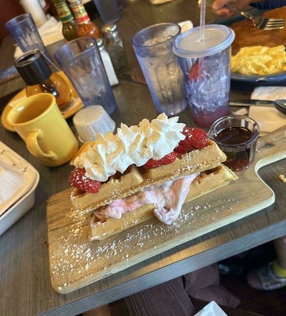WE WANT PLATES

https://www.reddit.com/r/WeWantPlates/comments/1ejpmgb/i_cant_even_pour_the_syrup_on_or_itll_get/