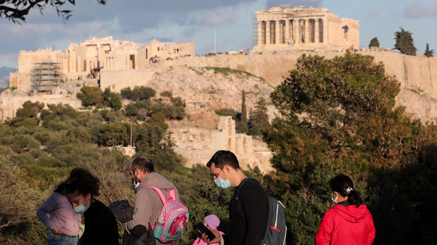 epa09663674 People enjoy an afternoon stroll at the Acropolis area in Athens, Greece, 02 January 2022. EPA/GEORGE VITSARAS