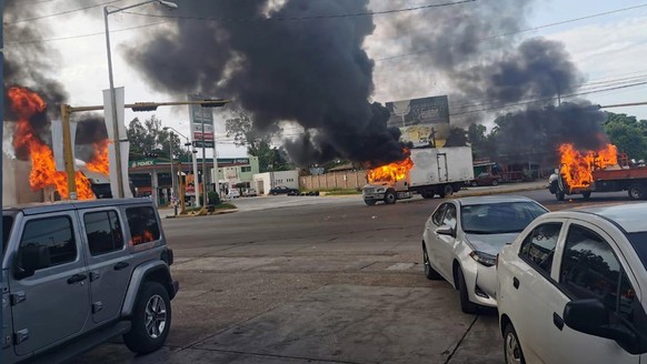 epaselect epa07928937 A view of vehicles on fire during a clash between armed gunmen and Federal police and military soldiers, in the streets of the city of Culiacan, Sinaloa state, Mexico, 17 October ...