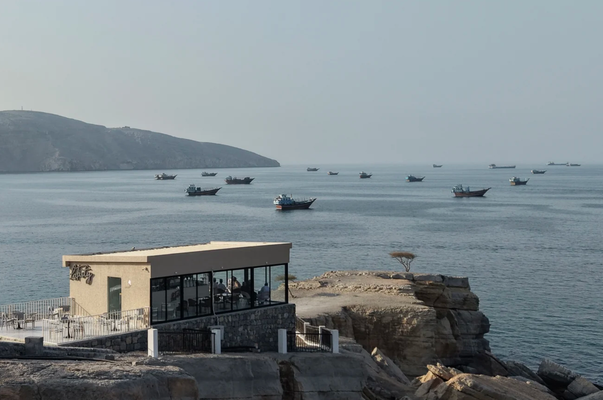 Eine Luftaufnahme zeigt am 2. Oktober Schiffe, die vor der Küste von Khasab in der Provinz Musandam im Oman, nahe der Strasse von Hormus, vor Anker liegen.