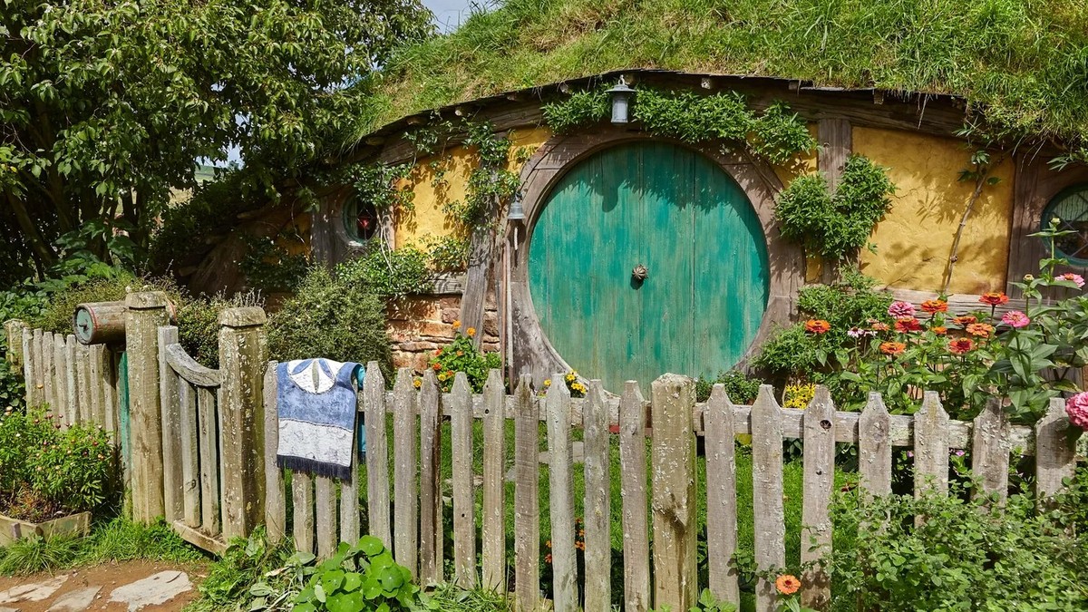 Hobbiton-Filmset in Matamata, Neuseeland: Fiktion wird zum Reiseziel – übernachten wie in Tolkiens Welt.