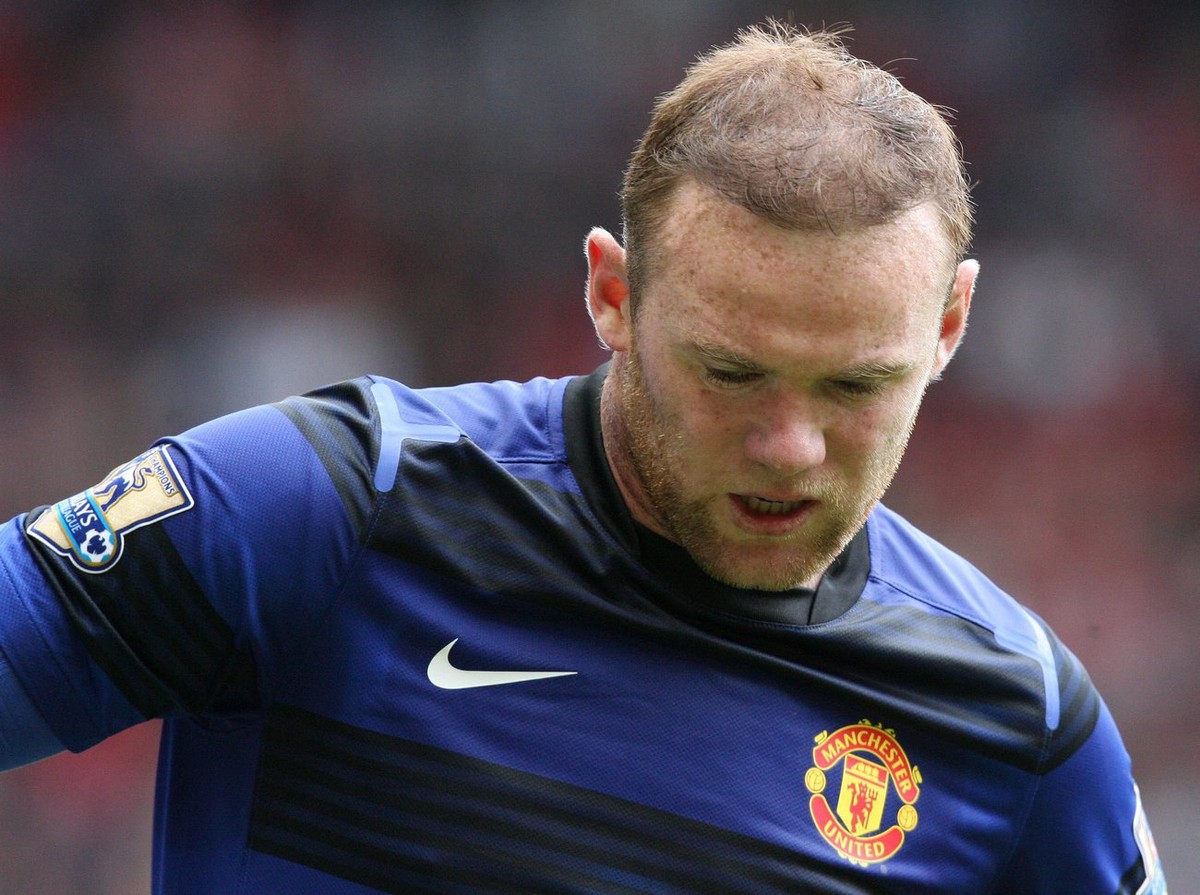 epa03217824 Manchester United's Wayne Rooney shows dejection after their English Premiership league soccer match against Sunderland at the stadium of Light, Britain 13 May 2012. Manchester City b ...
