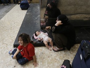 Eine syrische Familie im Bahnhof von Mailand.