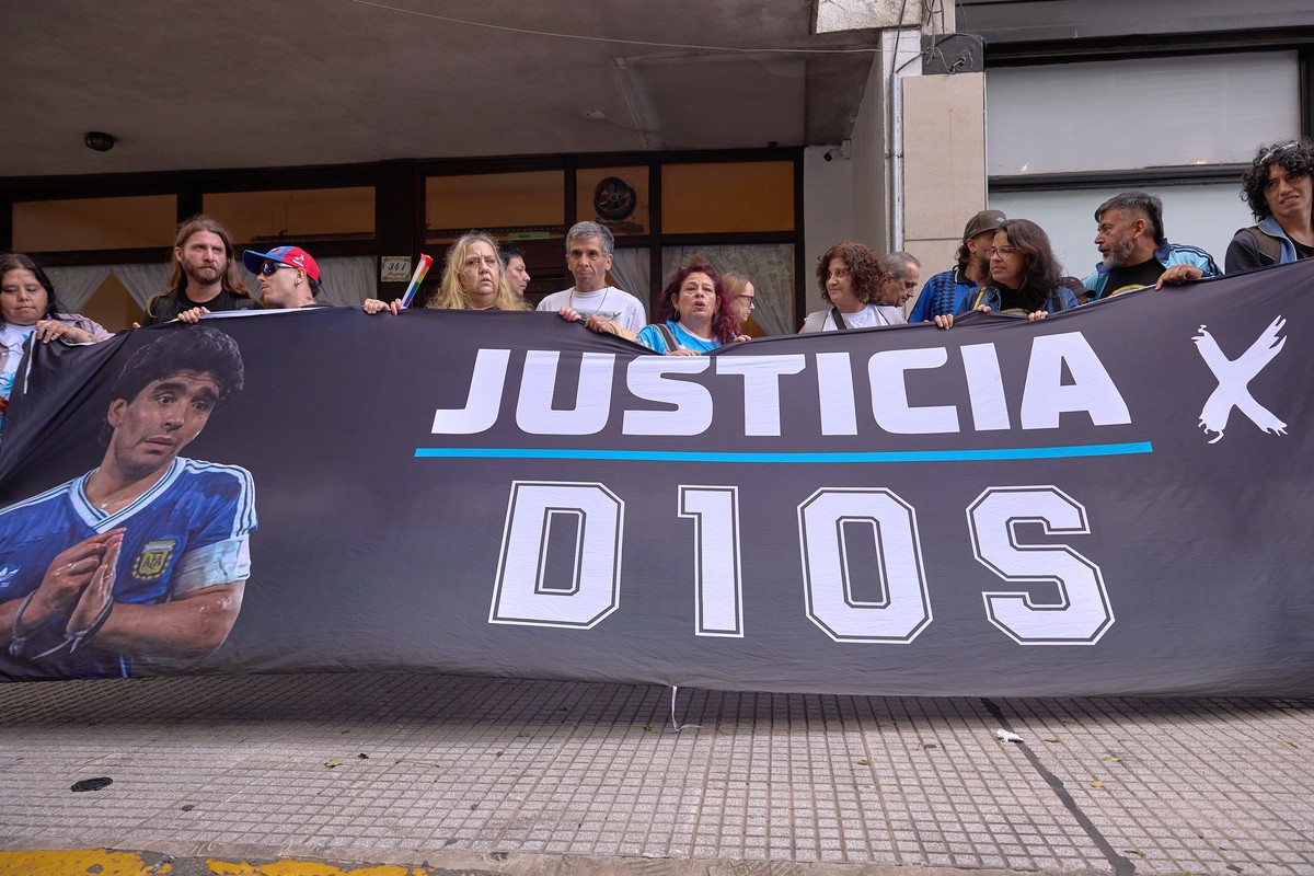 epa12889572 Supporters of Diego Armando Maradona demonstrate outside the San Isidro courthouse in Buenos Aires, Argentina, 14 April 2026. The second trial concerning the death of Diego Armando Maradon ...