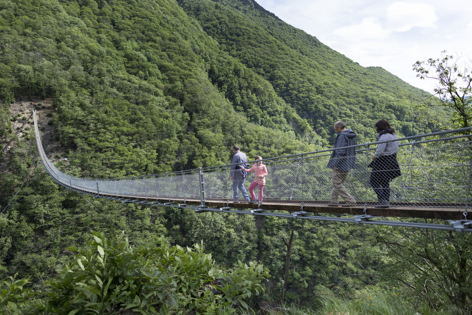 The newly opened suspension bridge over the Sementina valley connects the townships Monte Carasso and Sementia, in Switzerland, on May 23, 2015. (KEYSTONE/Gaetan Bally)

Die 2015 neu eroeffnete Haenge ...