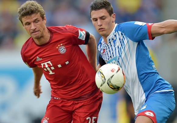 Fabian Schär im Duell mit Bayerns Thomas Müller.