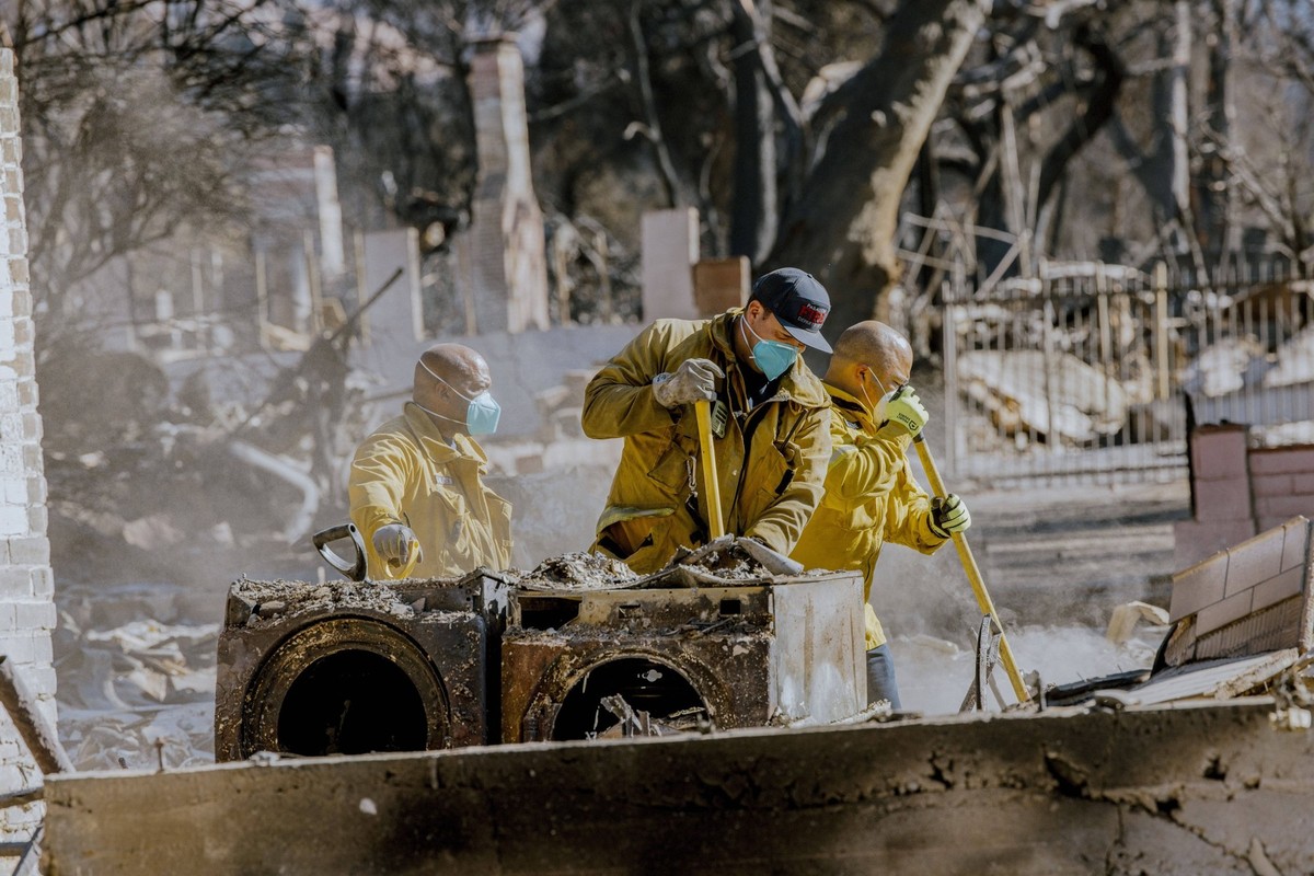 Los Angeles cherche les corps dans les décombres.