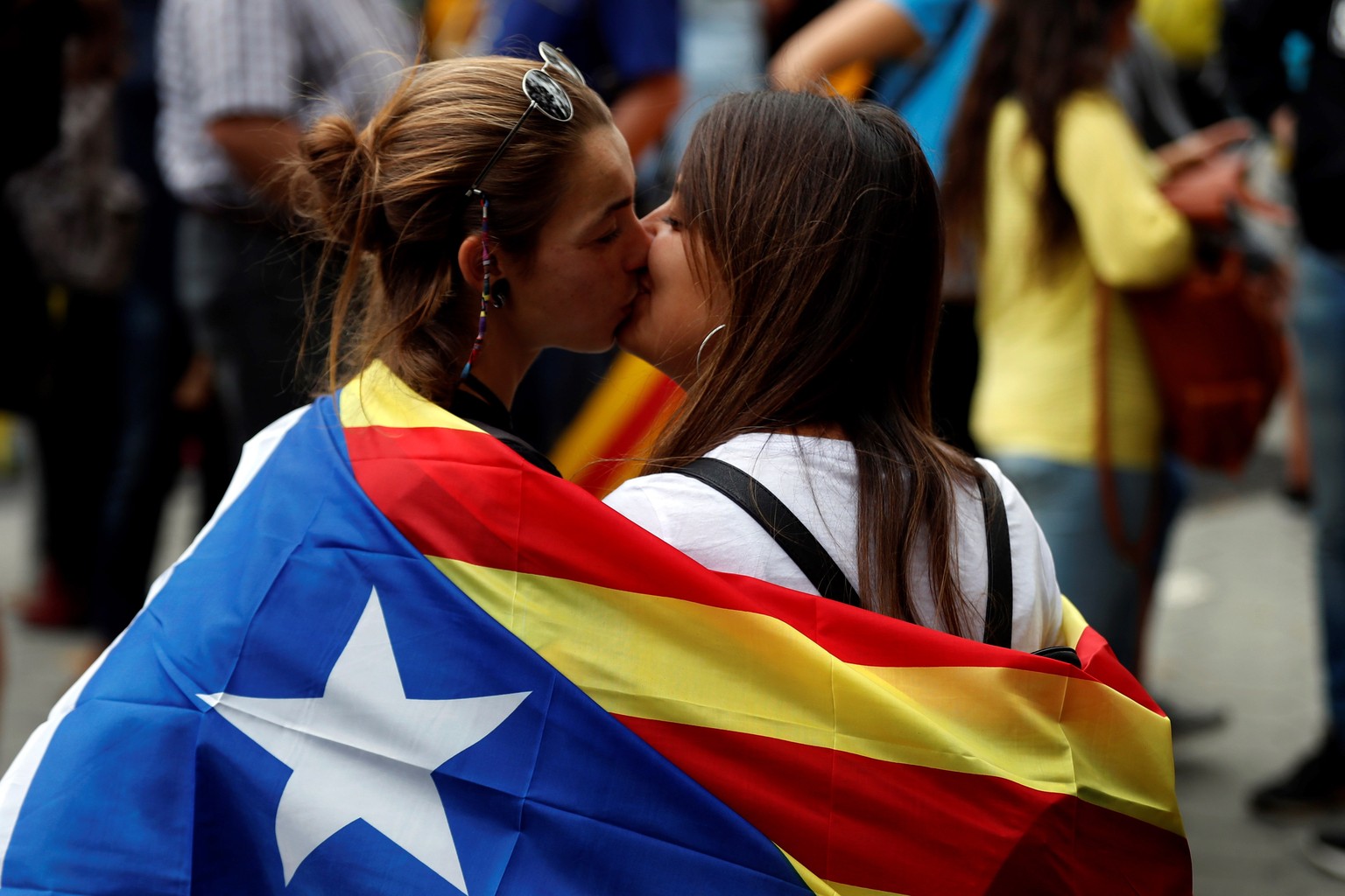 epa07930830 A couple kisses as thousands of people take part in one of the so-called 'Marches for Freedom' in Barcelona, Spain, 18 October 2019. Catalonia region lives its fourth general str ...