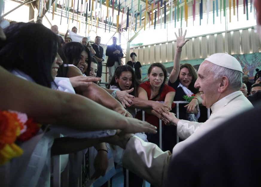 epa06444661 Pope Francis greets inmates at the San Joaquin women&#039;s prison in Santiago, 16 January 2018. Pope Francis visits in Chile and Peru runs from 15 January to 22 January 2018. EPA/Alessand ...