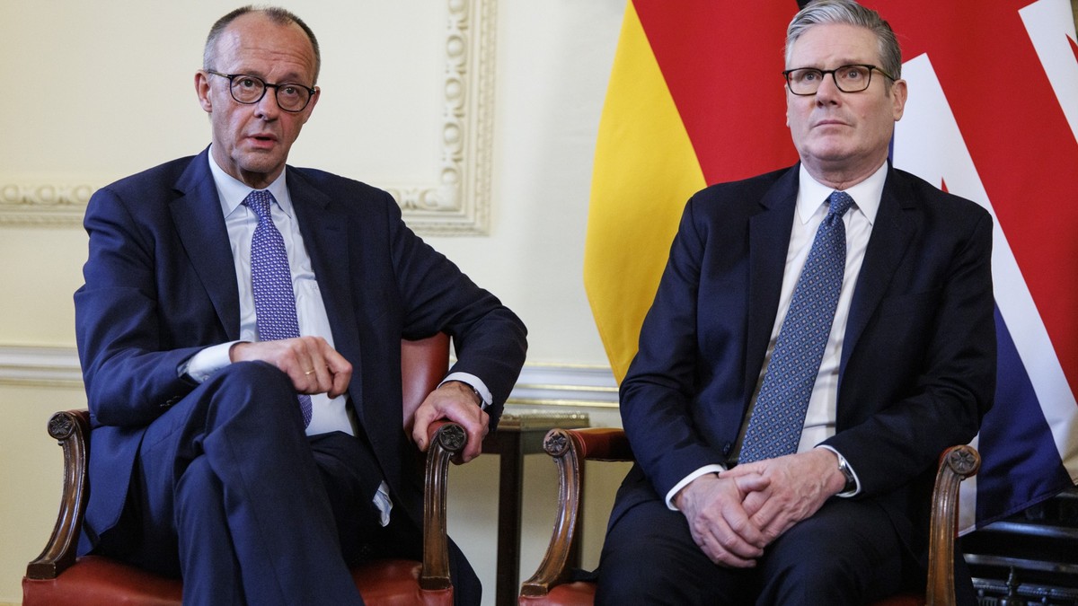 epa12578509 German Chancellor Friedrich Merz (L), British Prime Minister Keir Starmer (R) make remarks as they meet to discuss negotiations in the ongoing peace talks aimed at ending Russia's war ...