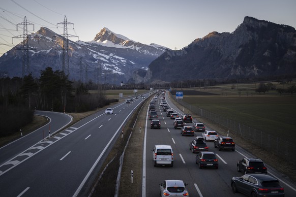 Der Rueckreiseverkehr von Wintersportlern staut sich auf der Autobahn A13 nach einem schoenen Wochenende, aufgenommen am Sonntag, 13. Februar 2022, in Maienfeld. (KEYSTONE/Gian Ehrenzeller)