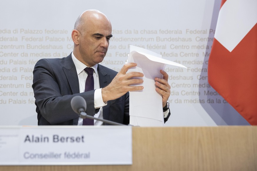 Bundesrat Alain Berset raeumt seine Unterlagen zusammen, am Ende einer Medienkonferenz des Bundesrates ueber die Situation des Coronavirus, am Freitag, 8. Mai 2020 in Bern. (KEYSTONE/Peter Klaunzer)