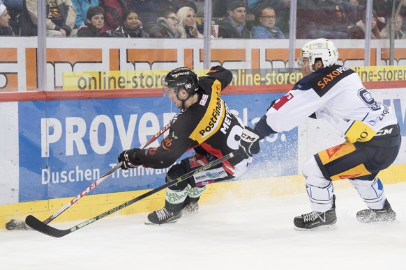 Berns Dario Meyer, links, und Zugs Thomas Thiry, rechts, kaempfen um den Puck, beim Eishockey Meisterschaftsspiel der National League zwischen den SC Bern und dem EV Zug, am Samstag, 4. November 2017, ...